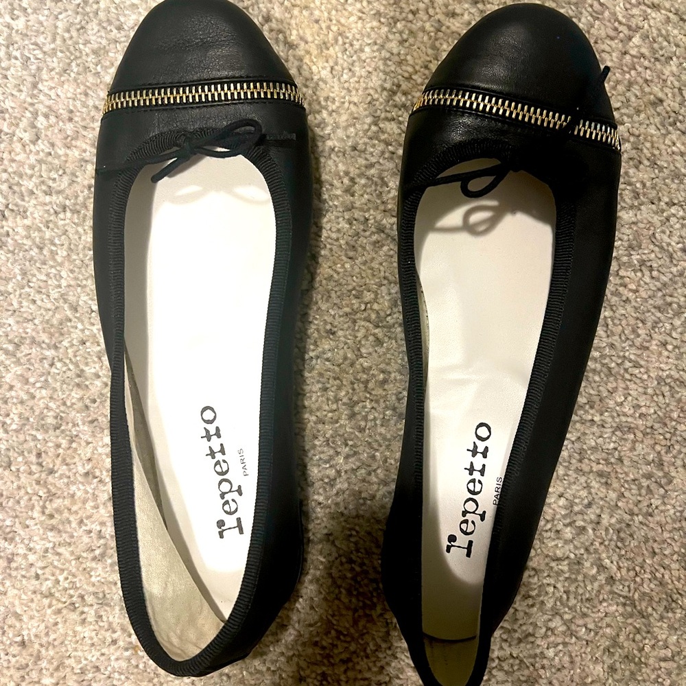 Leather ballet flat by Repetto.